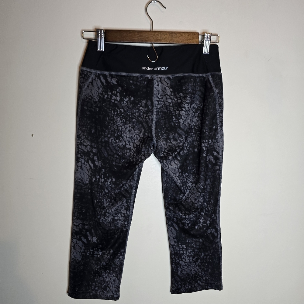Under Armour Patterned Capris Size Small - image 2